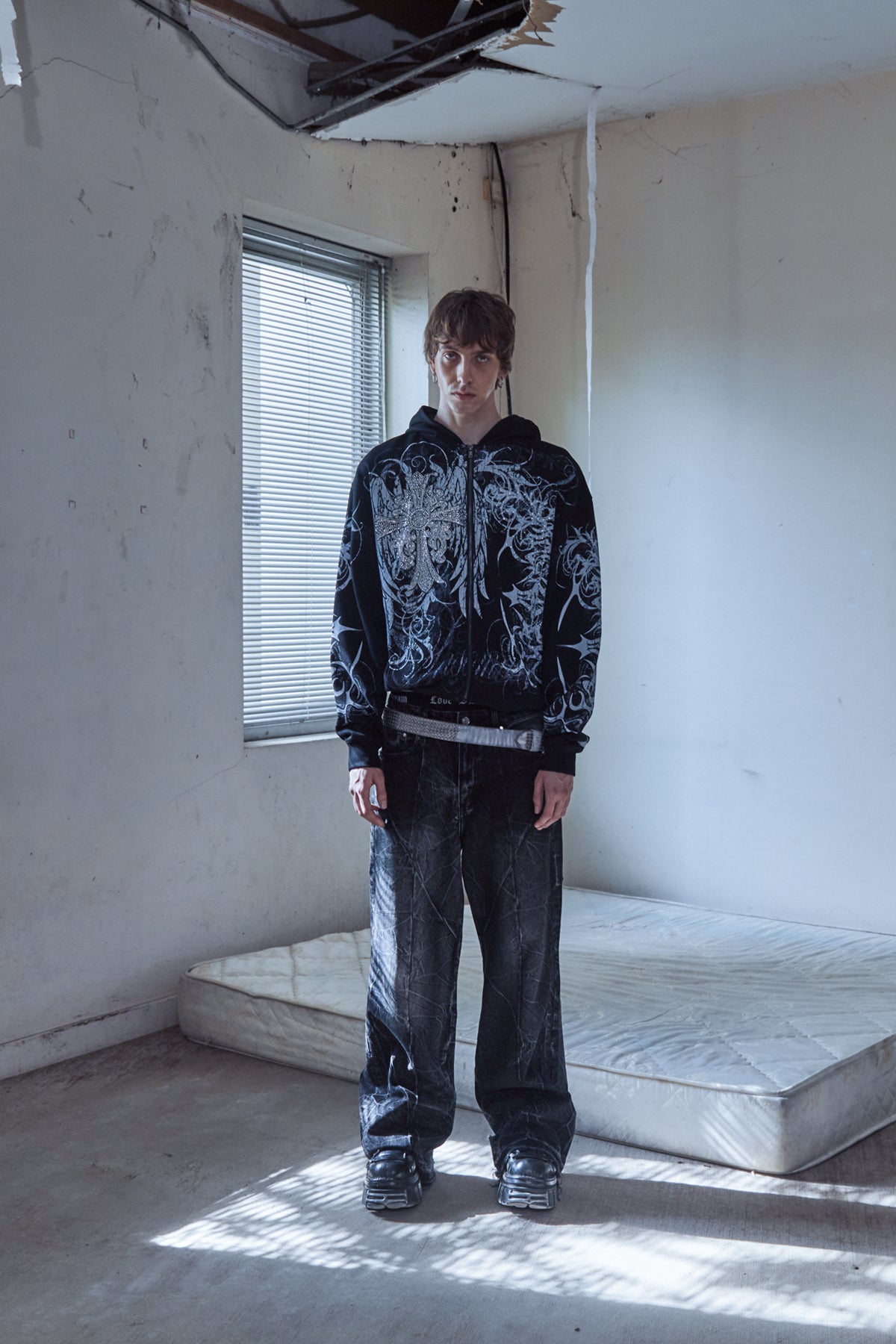 Black Eclipse Zip Hoodie – INSOMNIA VISUALS