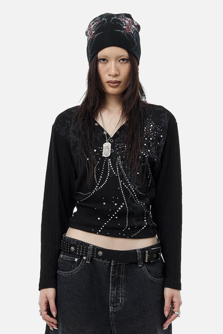 Model wearing the Fate Ribbed Long Sleeve cropped above the waist with a dog tag necklace